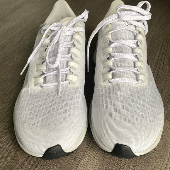 Like New Women’s Nike Air Zoom Pegasus 37 Running Shoes - Picture 5 of 16